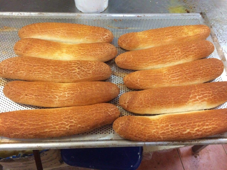 Thời gian đi học, Đức Nhuận làm thêm tại tiệm bánh mì của gia đình