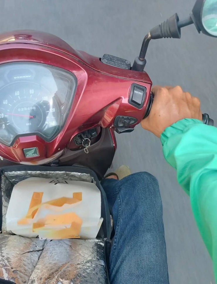 Từ shipper giao hàng, Đức Nhuận chuyển qua xe ôm công nghệ và hiện tại là tài xế xe ô tô công nghệ