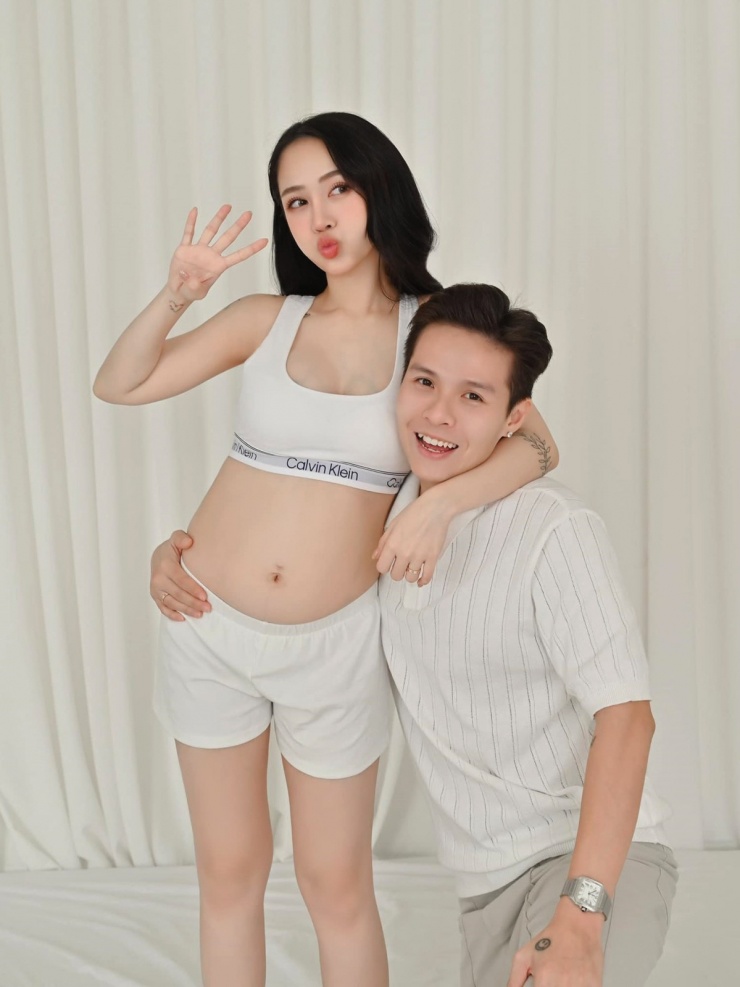 Hồi cuối tháng 1, Joyce Phạm gây chú ý khi công bố tin vui lần thứ 4 ở tuổi 25. Lúc này, thai nhi được khoảng 4 tháng.
