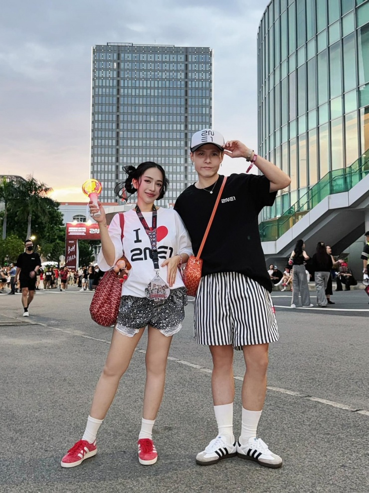 Có sức khỏe ổn định, nàng rich kid liên tục tham gia những hoạt động sôi nổi. Cô cùng ông xã Tâm Nguyễn phối trang phục đồng điệu, trẻ trung khi tới xem concert tại TP HCM của nhóm nhạc Hàn Quốc 2NE1 trong hai ngày liền.