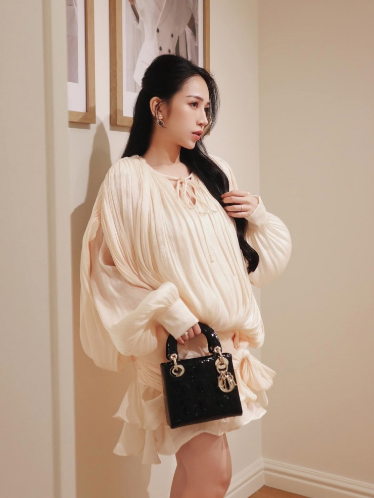 Hôm 9/3, Joyce Phạm khắc họa hình tượng quý cô sang chảnh với đầm hạ eo xếp nếp công phu tại sự kiện của nhà mốt Dior. Ngoài ra, cô còn tới ủng hộ nhiều thương hiệu cao cấp khác như Cartier, Louis Vuitton, Saint Laurent...