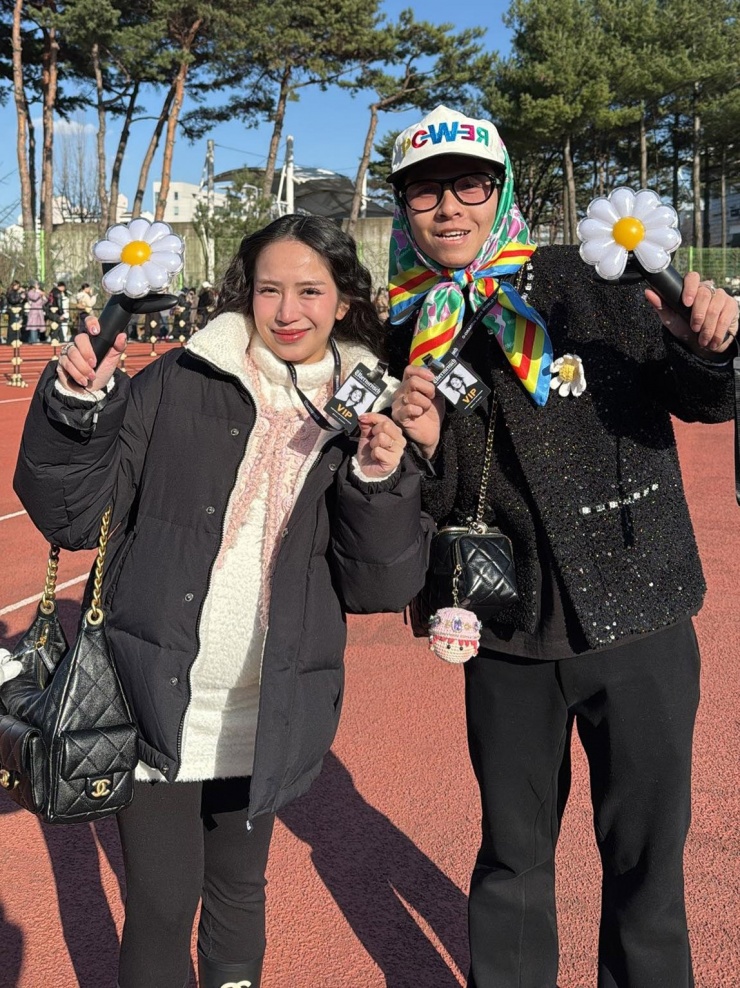 Cuối tháng 3, vợ chồng Joyce Phạm tham dự đêm đầu tiên Ubermensch World Tour của "ông hoàng Kpop" G-Dragon tại sân vận động Goyang, Gyeonggi-do, Hàn Quốc. Nhiệt độ buổi tối giảm còn -1 độ C nhưng cả hai vẫn "quẩy" hết mình cùng thần tượng lâu năm.