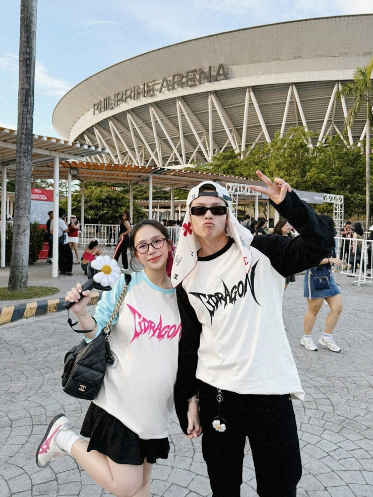 Giữa tháng 5, Joyce Phạm tiếp tục bế bầu hơn 7 tháng tới Philippines cổ vũ G-Dragon trong chuỗi Ubermensch World Tour.