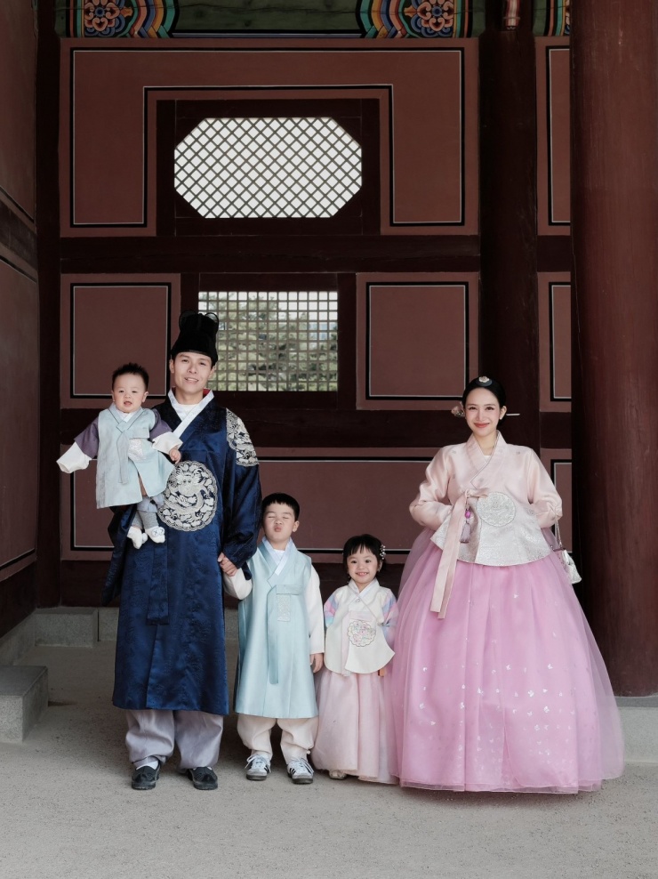 Cũng trong chuyến du lịch xứ kim chi, mẹ bầu Gen Z đưa ba con đi chơi nhiều nơi, thăm thú các địa điểm nổi tiếng ở Seoul như cố cung Gyeongbok, công viên Lotte World... "Gia đình 5 thành viên kèm em bé trong bụng là 6", cô chú thích.
