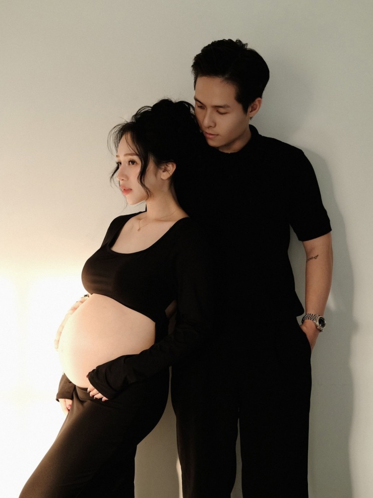 Hot mom chọn trang phục đồng điệu ông xã khi kỷ niệm thai nhi tròn 8 tháng.