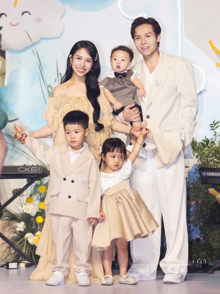 Ngày 28/6, tổ ấm 5 người phối xiêm y màu trung tính hài hòa tại bữa tiệc sinh nhật 1 tuổi của cậu út Jayson.