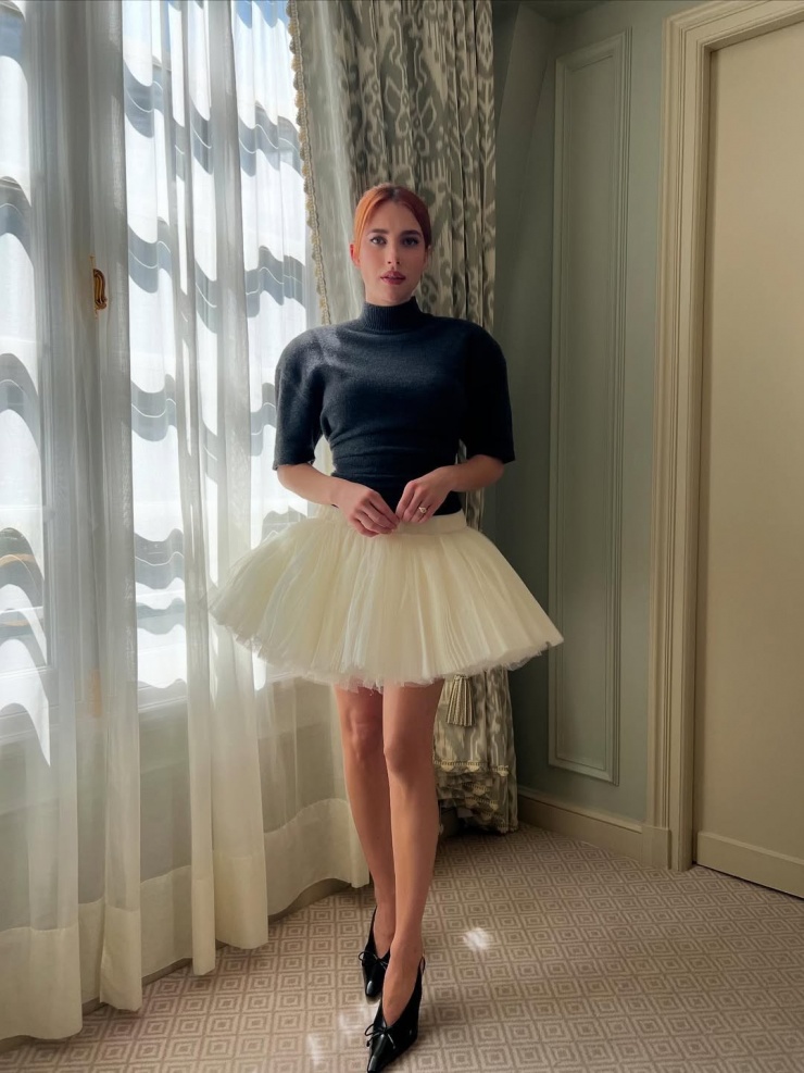 Diễn viên Emma Roberts thường xuyên tạo sức hút bằng vẻ hoài cổ với phong cách thập niên 1970. Người đẹp 34 tuổi từng đóng các phim Valentine's Day, We're the Millers, Madame Web. Ảnh: Instagram Emma Roberts
