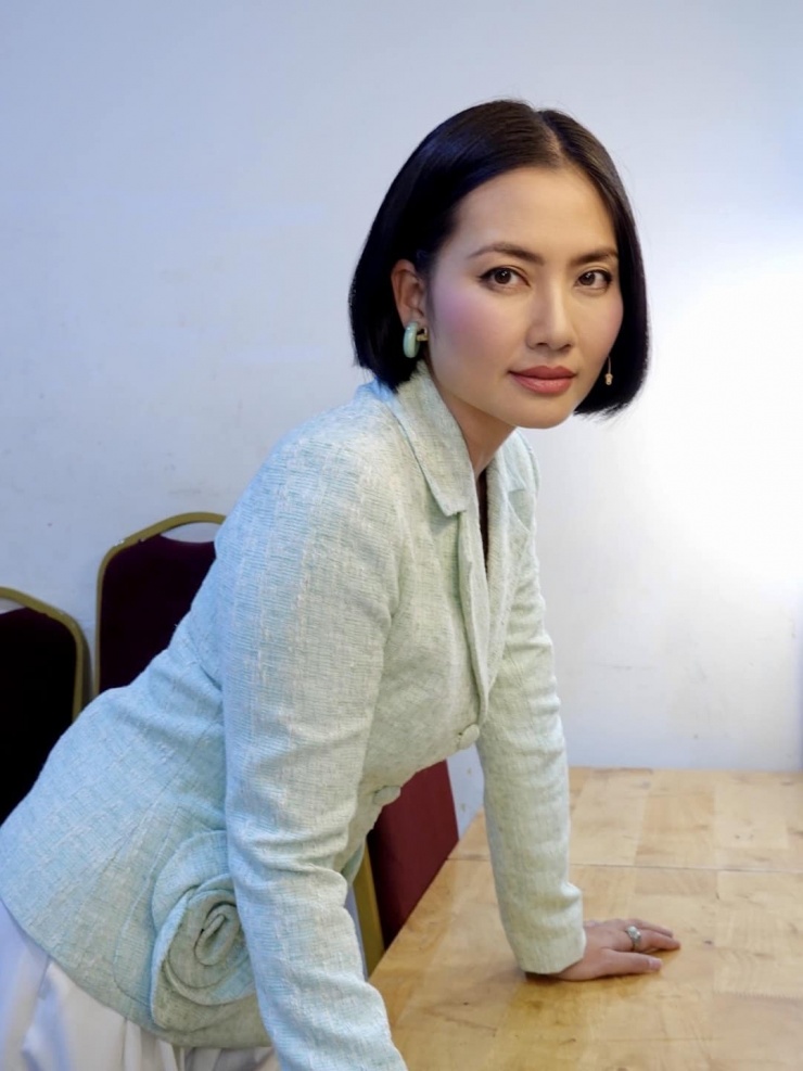 Sinh năm 1985, Ngọc Lan bén duyên nghệ thuật từ sớm và từng gây tiếng vang qua các bộ phim truyền hình như Kiều nữ và đại gia, Âm tính, Cổng mặt trời…
