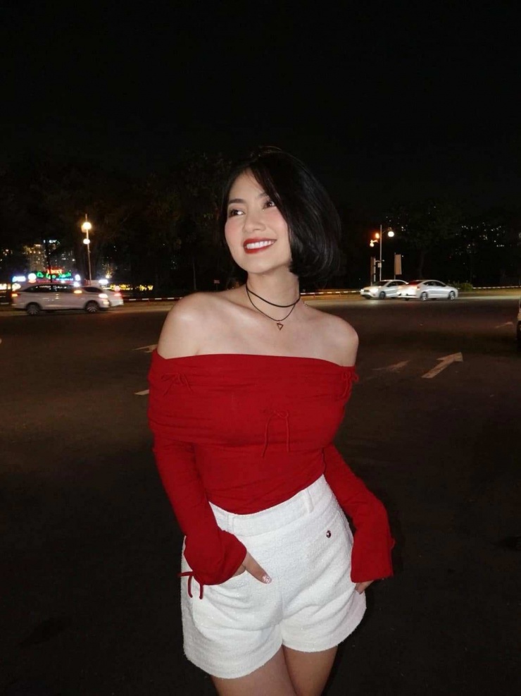 Chuyện tình cảm của nữ diễn viên cũng nhận được nhiều sự quan tâm. Sau khi ly hôn diễn viên Thanh Bình vào năm 2019, Ngọc Lan trở thành mẹ đơn thân, một mình nuôi dạy con trai Louis.