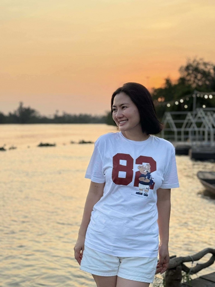 Dù không còn hoạt động nghệ thuật nhưng cuộc sống của nữ nghệ sĩ vẫn nhận được nhiều sự quan tâm. Nếu thời trẻ, Ngọc Lan sở hữu phong thái trẻ trung, dễ thương – góc nghiêng khả ái cùng nét mặt thanh thoát, đúng kiểu “ngọc nữ màn ảnh” thì hiện tại trông cô đằm thắm, cuốn hút.