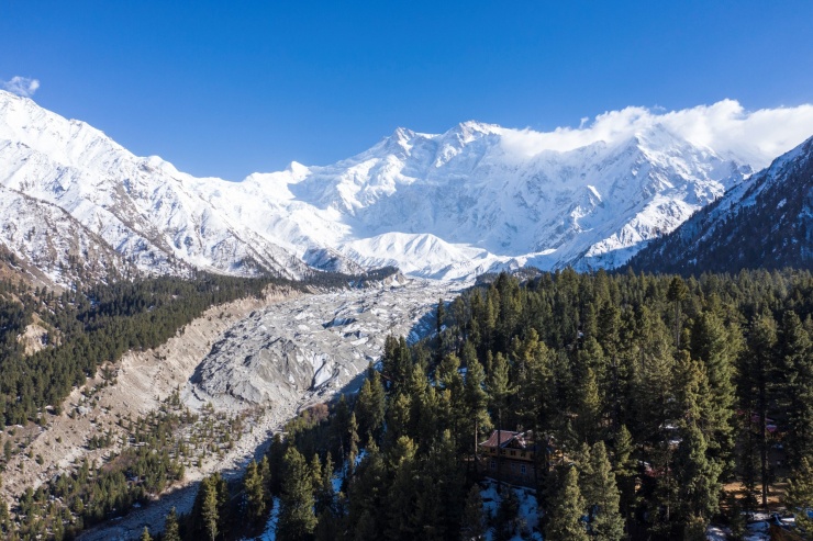 Dãy núi Nanga Parbat cao thứ 9 thế giới trắng xóa trong lớp tuyết dày. Đây là một trong những ngọn núi "nguy hiểm" nhất thế giới đối với những nhà leo núi chuyên nghiệp.&nbsp;