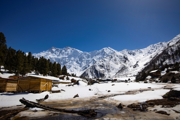 Đường dẫn đến Beyal Camp, từ đây, du khách chính thức bước vào hành trình chinh phục Nanga Parbat. Tuy nhiên, thời điểm tấm ảnh được chụp, ngọn núi vẫn còn dày tuyết, không an toàn để leo núi.