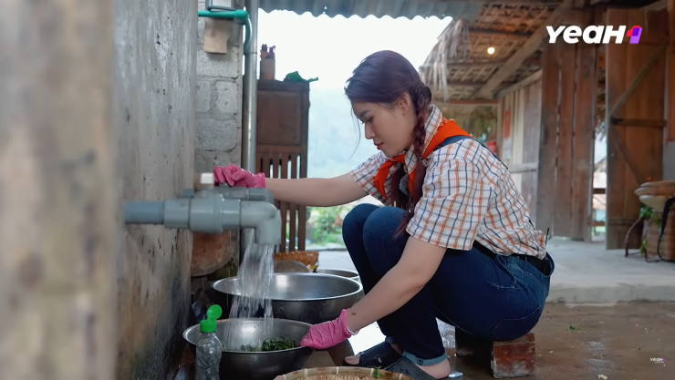 Tiểu thư 7000 tỷ gây sốt ở Gia Đình Haha: Tay quen bóc đồ hiệu giờ "nếm" cảm giác đào sắn, bẻ măng, cày ruộng hùng hục - 2