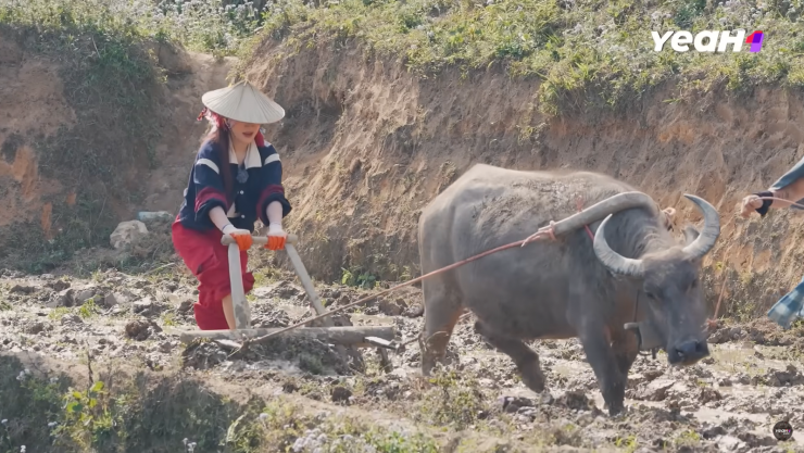 Sự lăn xả của cô nàng khiến không ít người bất ngờ (Ảnh chụp màn hình)