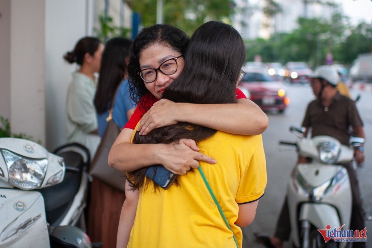 Phụ huynh dành cho con những cái ôm, lời động viên trong kỳ thi lớp 10 năm 2025. Ảnh: Thế Bằng