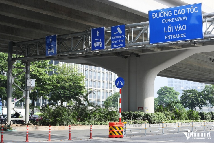 Ngày đầu phân làn ở đường Phạm Văn Đồng, xe máy tràn vào đi chung cùng ô tô - 2