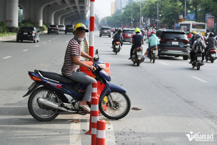 Ngày đầu phân làn ở đường Phạm Văn Đồng, xe máy tràn vào đi chung cùng ô tô - 6