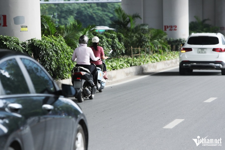 Ngày đầu phân làn ở đường Phạm Văn Đồng, xe máy tràn vào đi chung cùng ô tô - 5