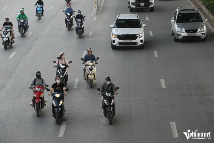 Ngày đầu phân làn ở đường Phạm Văn Đồng, xe máy tràn vào đi chung cùng ô tô - 7