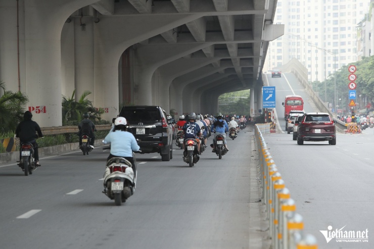 Ngày đầu phân làn ở đường Phạm Văn Đồng, xe máy tràn vào đi chung cùng ô tô - 10