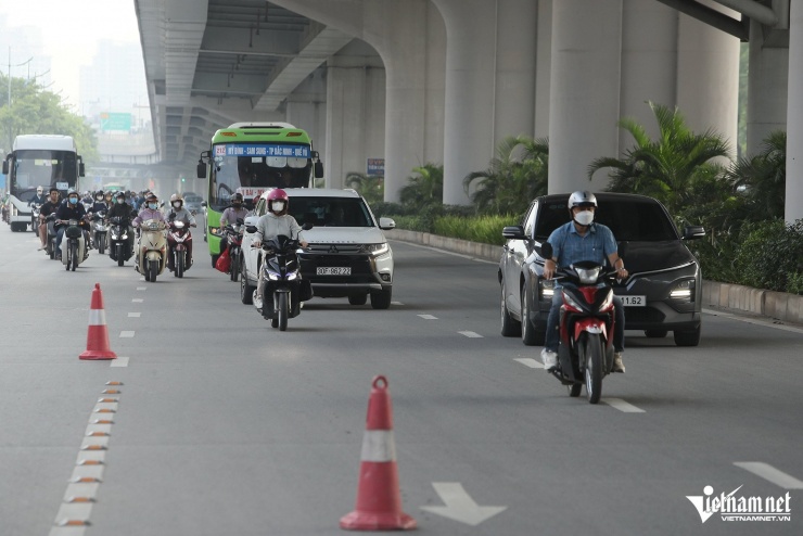 Ngày đầu phân làn ở đường Phạm Văn Đồng, xe máy tràn vào đi chung cùng ô tô - 9