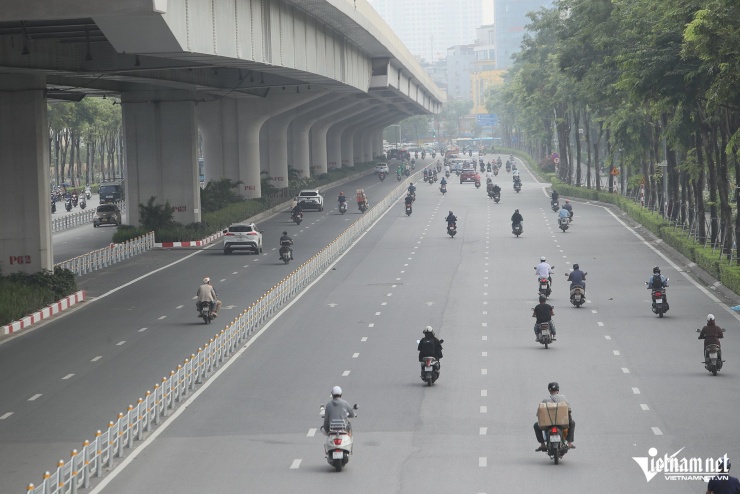 Ngày đầu phân làn ở đường Phạm Văn Đồng, xe máy tràn vào đi chung cùng ô tô - 11