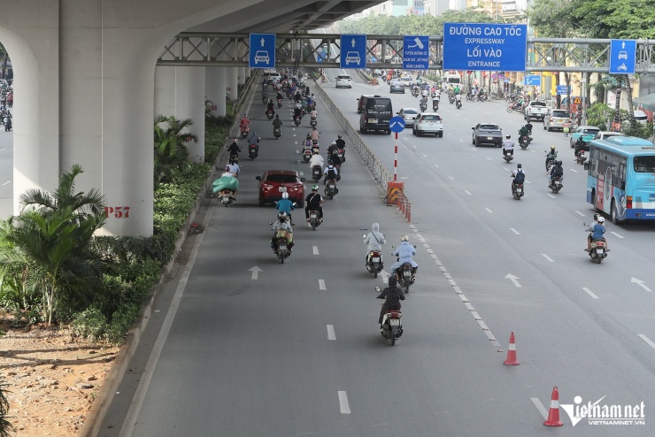 Ngày đầu phân làn ở đường Phạm Văn Đồng, xe máy tràn vào đi chung cùng ô tô - 8