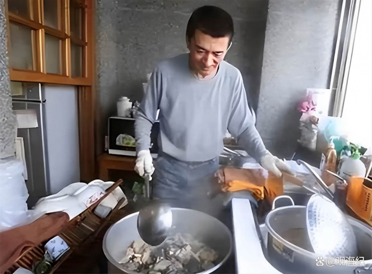 Lao vào bất động sản mà thiếu hiểu biết, Quách Chính Lợi mất trắng cơ đồ. Từ đỉnh cao danh vọng, ông bắt đầu lại với chiếc xe đẩy bán canh gà giữa phố đêm. Ảnh: Baidu