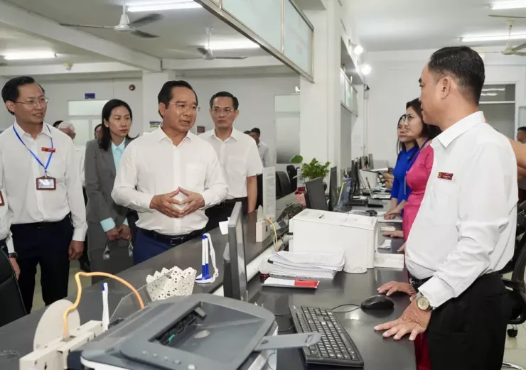 Chủ tịch UBND TP.HCM Nguyễn Văn Được thị sát phường Dĩ An và nhấn mạnh việc thực hiện thủ tục phi địa giới hành chính tại buổi làm việc này. Ảnh: THUẬN VĂN