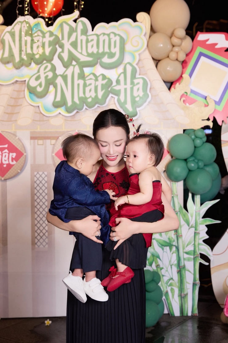 Lượng fan của cặp song sinh Jim - Jen nhà Phương Oanh được yêu thích không kém mẹ.&nbsp;