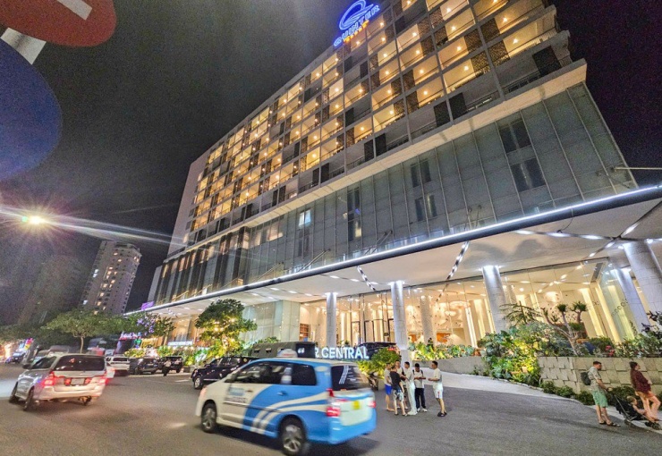  Khách sạn Quinter Nha Trang của Công ty CP Hoàng Thành Nha Trang. Trang web của khách sạn giới thiệu Quinter Central là khách sạn 5 sao, có 168 phòng ngủ; hai trung tâm hội nghị tiệc cưới, khu spa, bể bơi vô cực, 50 phòng ngâm tắm dược liệu, hơn 20 phòng karaoke. 