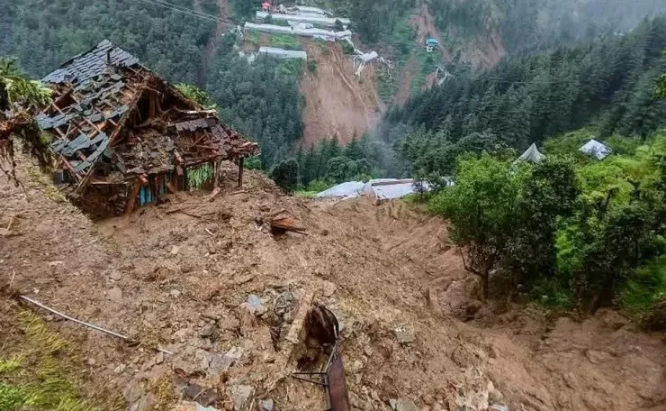 Thiệt hại do mưa lớn, lũ lụt và sạt lở đất ở huyện Mandi (bang Himachal Pradesh, Ấn Độ) ghi nhận hôm 2-7. Ảnh: PTI