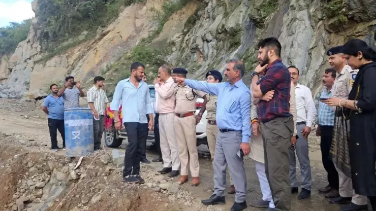 Thủ hiến bang Himachal Pradesh Sukhvinder Singh Sukhu hôm 3-7 thị sát khu vực bị sạt lở đất do ảnh hưởng của mưa lớn trong 2 tuần qua. Ảnh: ANI