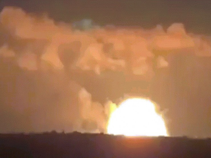 Kho đạn Nga phát nổ sau cuộc tấn công của Ukraine, ngọn lửa bốc cao hàng chục mét