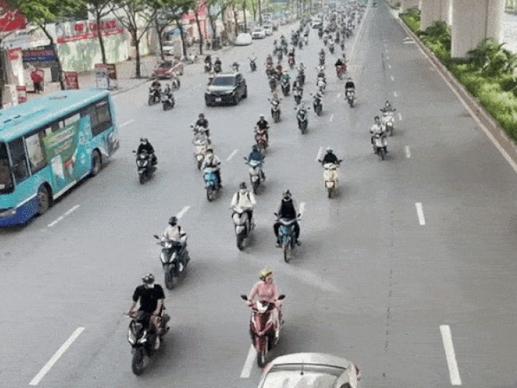 Ngày đầu phân làn ở đường Phạm Văn Đồng, xe máy tràn vào đi chung cùng ô tô