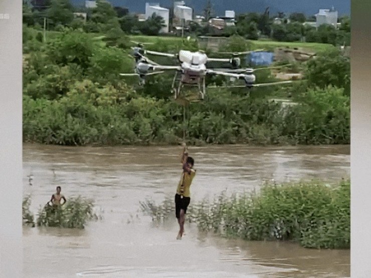 Anh nông dân kể phút quyết định dùng drone cứu hai bé giữa dòng lũ