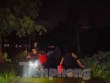 Công viên thành sông sau mưa, người Hà Nội bì bõm bắt cá giữa đêm