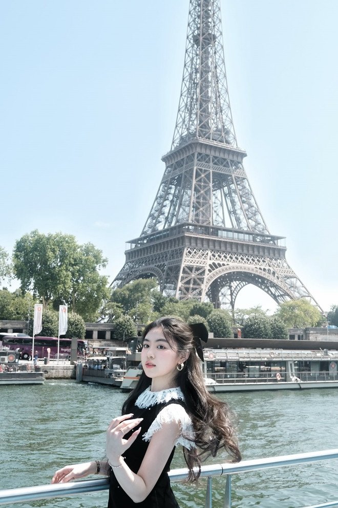 Con gái MC Quyền Linh &#39;đẹp phát sáng&#39; như công chúa Disney ở châu Âu - 1