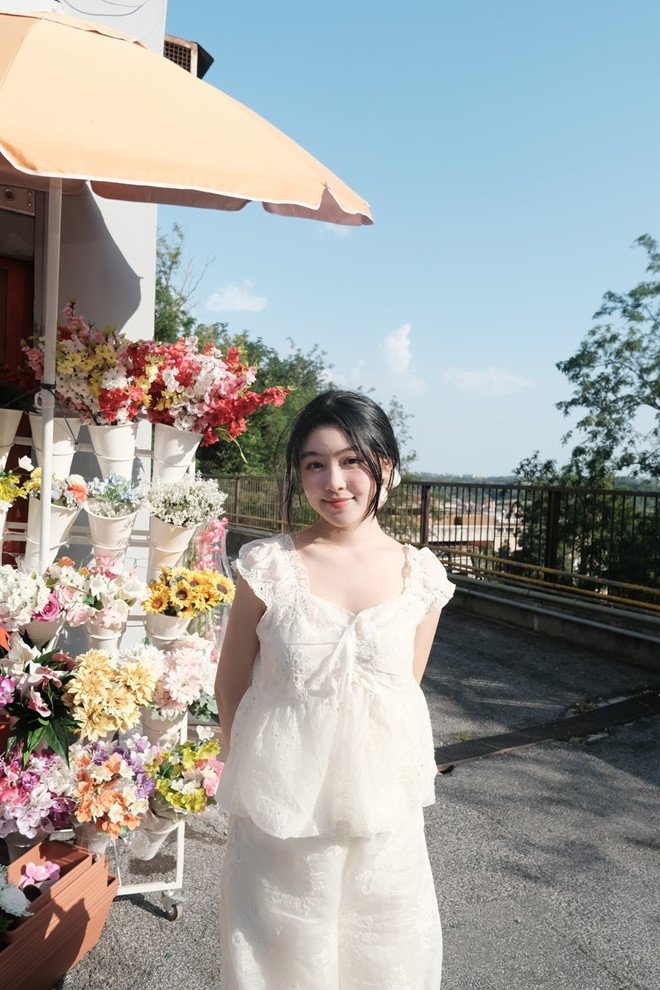 Mai Thảo Linh (nickname Lọ Lem) là con gái lớn của MC Quyền Linh và bà xã Dạ Thảo. Sinh năm 2006, hiện tại cô đang theo học tại một trường quốc tế tại TPHCM. Lọ Lem thừa hưởng nhiều nét đẹp từ cả bố lẫn mẹ, đặc biệt là đôi mắt to tròn và làn da trắng sáng.