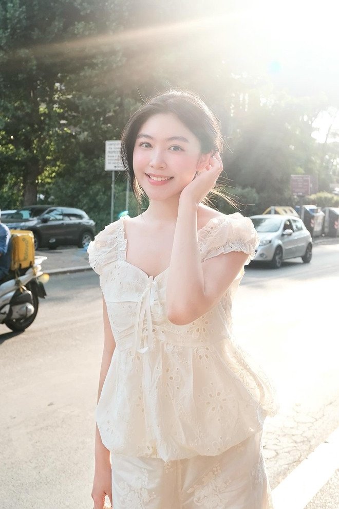 Khác với nhiều con nhà sao khác, Lọ Lem được gia đình giáo dục theo hướng kín đáo, ít xuất hiện trước truyền thông. MC Quyền Linh từng chia sẻ luôn dạy các con phải khiêm tốn, chăm chỉ học tập và không được kiêu ngạo vì danh tiếng của gia đình.