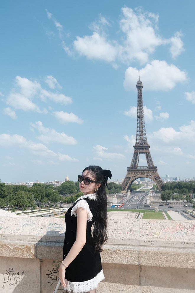 Con gái MC Quyền Linh &#39;đẹp phát sáng&#39; như công chúa Disney ở châu Âu - 13