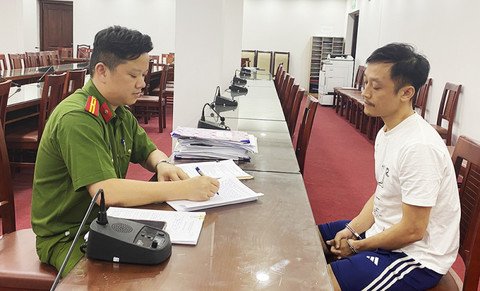 Cơ quan điều tra lấy lời khai đối tượng Nguyễn Đức Hinh - Điều dưỡng trưởng Khoa Điều trị bắt buộc nữ