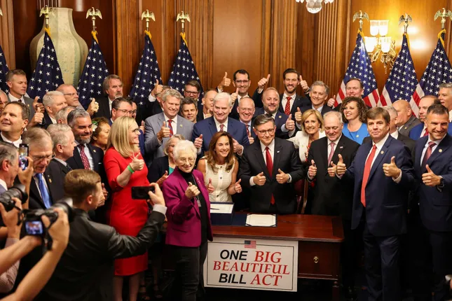Chủ tịch Hạ viện Mỹ Mike Johnson ký thông qua dự luật. (Ảnh: Reuters)