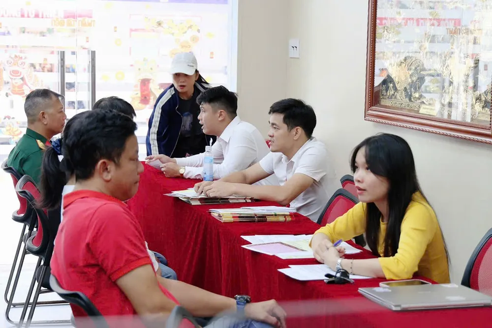 Nhân viên Trường THCS - THPT Hồng Hà tư vấn cho học sinh về chương trình lớp 10 tại trường. Ảnh: NTCC