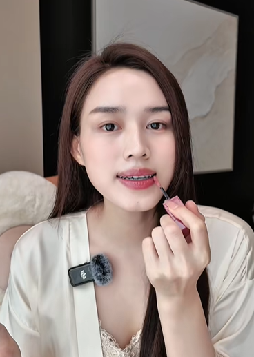 Hoa hậu Đỗ Thị Hà cho biết dòng son này tạo cảm giác hơi dính khi mới thoa lên môi nhưng có ưu điểm bền màu, lâu trôi.