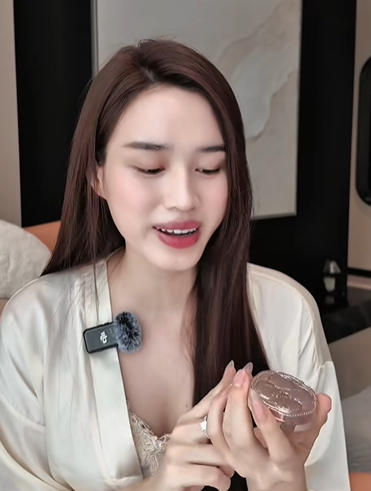 Đỗ Thị Hà cho biết đã mua loại phấn phủ size mini này trong một chuyến đi Nhật Bản.