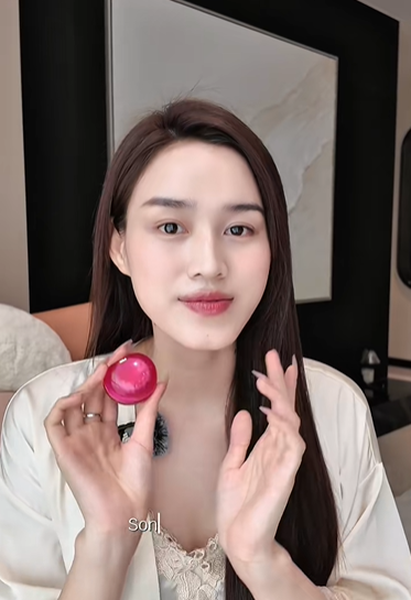 Hoa hậu sinh năm 2001 sử dụng má hồng mã màu JP02 Lolly của fwee để tạo vẻ ửng hồng, tươi tắn cho gò má.