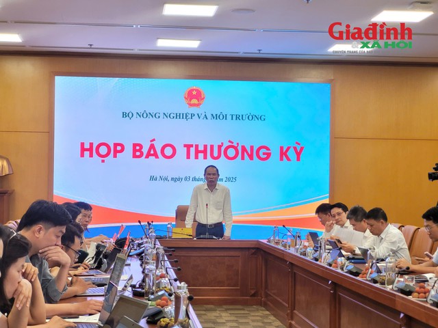 Thứ trưởng Bộ Nông nghiệp và Môi trường cho rằng, cơ quan quản lý nhà nước về chăn nuôi và thú y có quyền xử phạt, có quyền thu hồi giấy phép cơ sở giết mổ vi phạm, chứ không chờ đến khi có sự vào cuộc của Bộ Công an. Ảnh: Bảo Loan