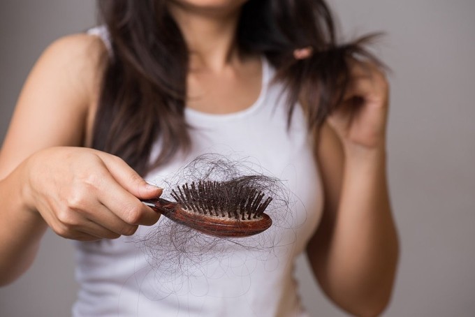 Một trong những lý do khiến tóc rụng nhiều là do chăm sóc không đúng cách.