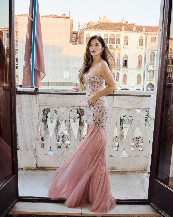Bà Lauren Sánchez diện váy đính pha lê từ nhà mốt Versace trong tiệc cưới ngày 28/6. Ảnh: Nicolas Gerardin